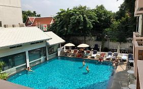 MANGO Lagoon Place